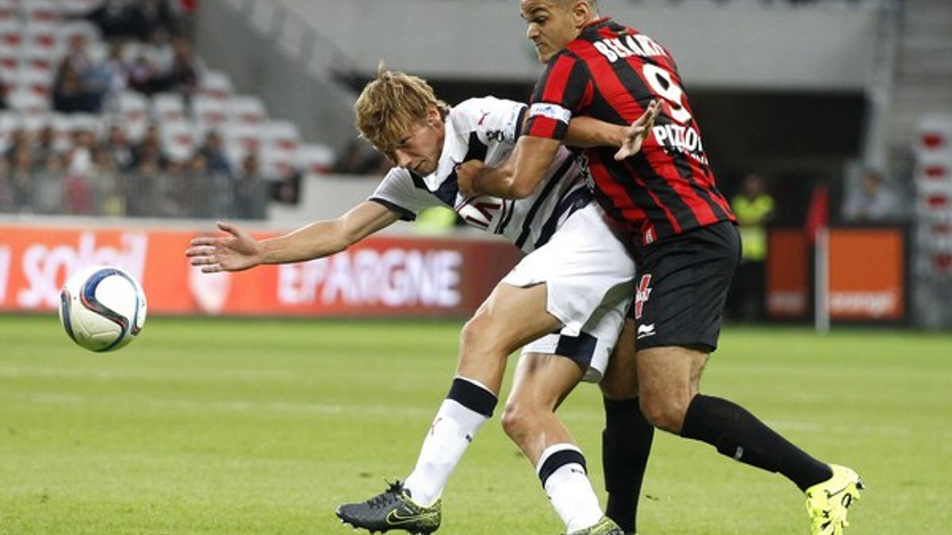 Clement Chantome z Bordeaux (vľavo) v súboji s Hatemom Ben Arfom z Nice.