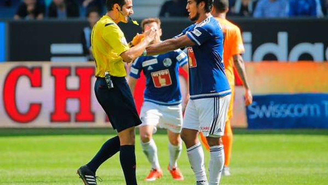 Rozhodca Fedayi San bol určite zaskočený neprimeranou reakciou Lezcana.