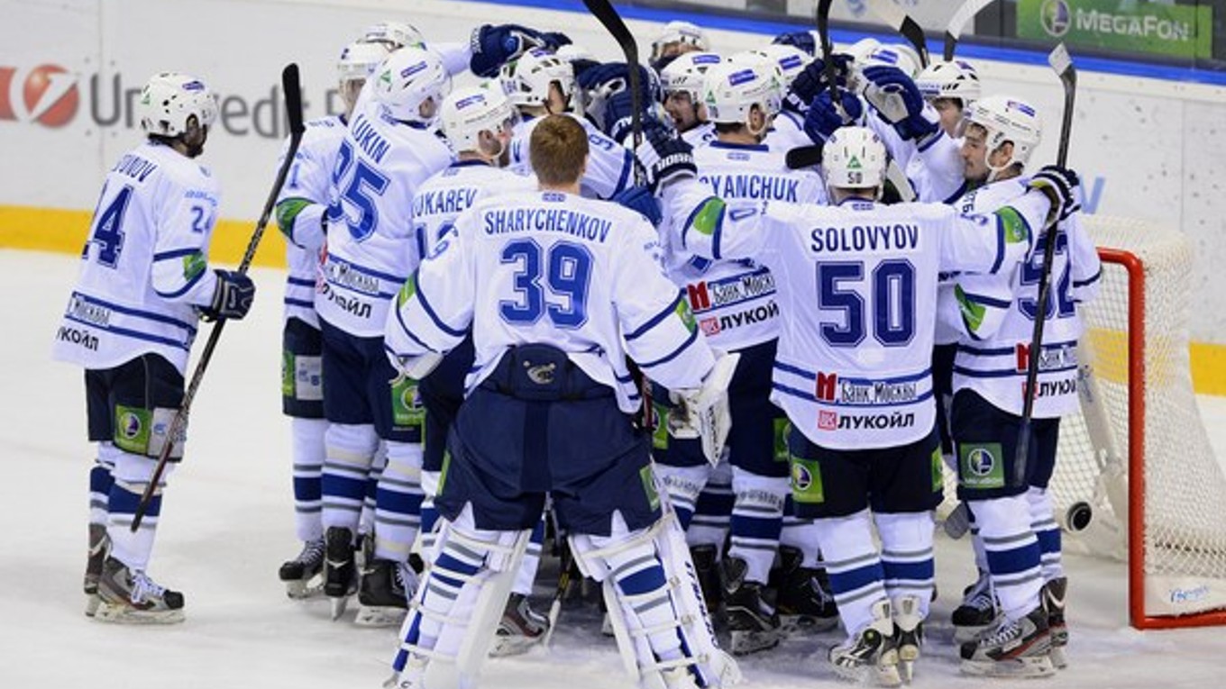 Z víťazstva sa vo štvrtok tešili aj hokejisti Dinama Moskva.