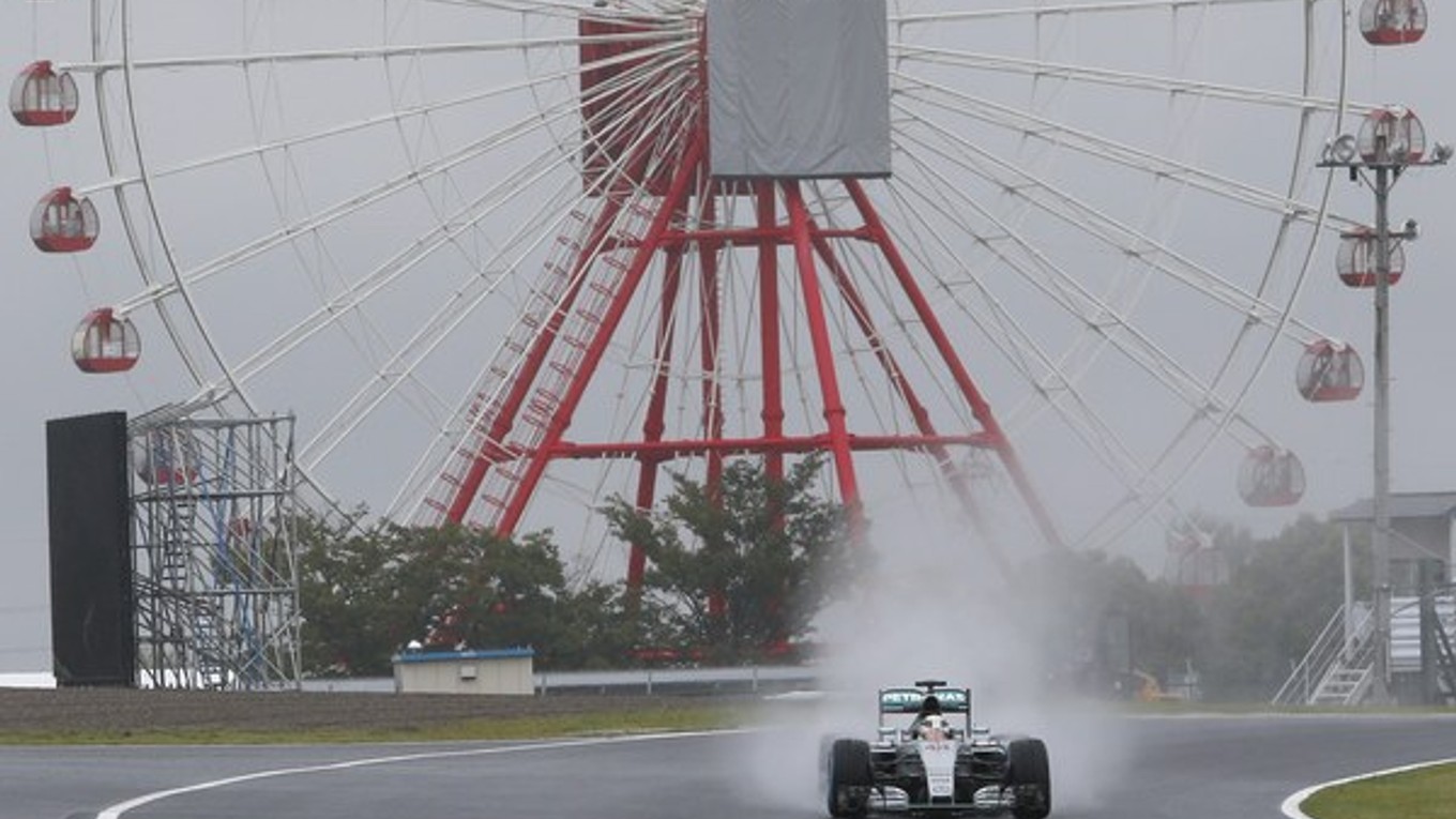 Víťazstvo na Veľkej cene Japonska obhajuje Lewis Hamilton. V piatok sa však spolu s ostatnými jazdcami musel počas voľného tréningu popasovať s dažďom.