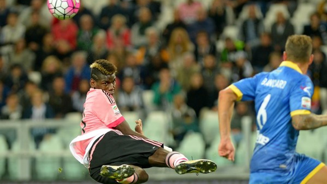 Juventus nezvíťazil ani počas týždňa doma nad Frosinone. Na snímke sa o akrobatické zakončenie pokúša Paul Pogba (vľavo).