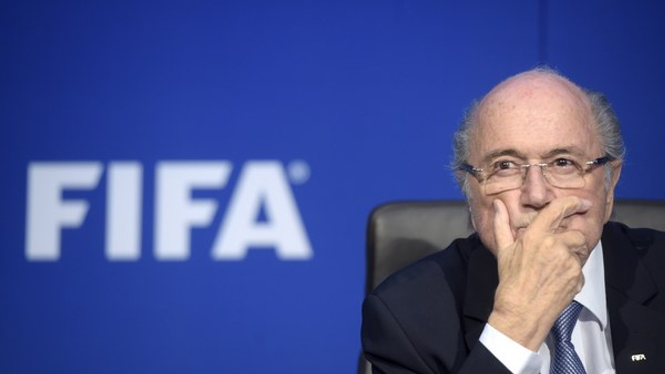 Blatter sa ešte v júni rozhodol odstúpiť z funkcie šéfa FIFA.