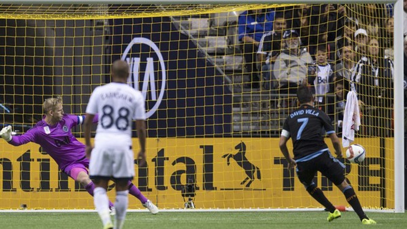 Futbalista New Yorku City David Villa (s číslom 7) strieľa z pokutového kopu víťazný gól do siete Vancouveru Whitecaps.
