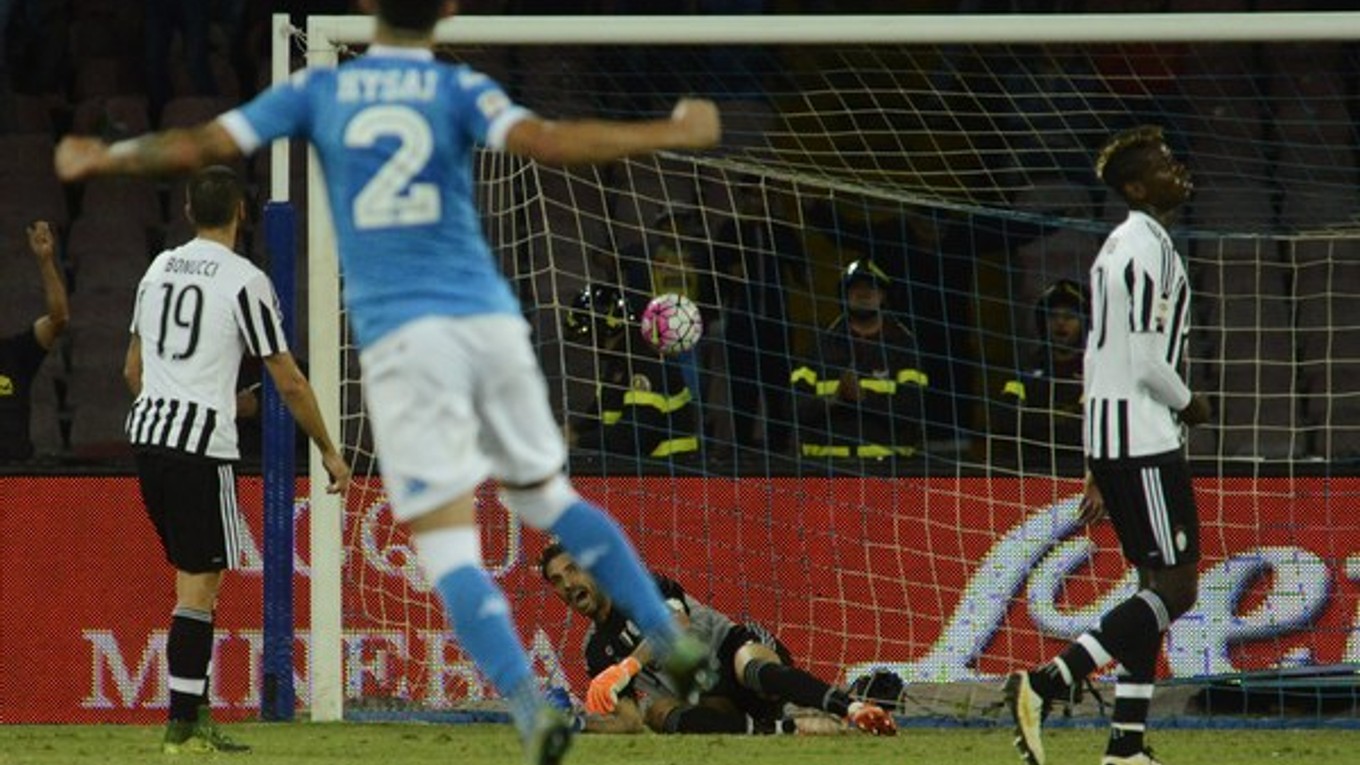 Hráči Juventusu Turín smútia po tom, ako Gianluigi Buffon inkasoval gól z kopačky Lorenza Insigneho.