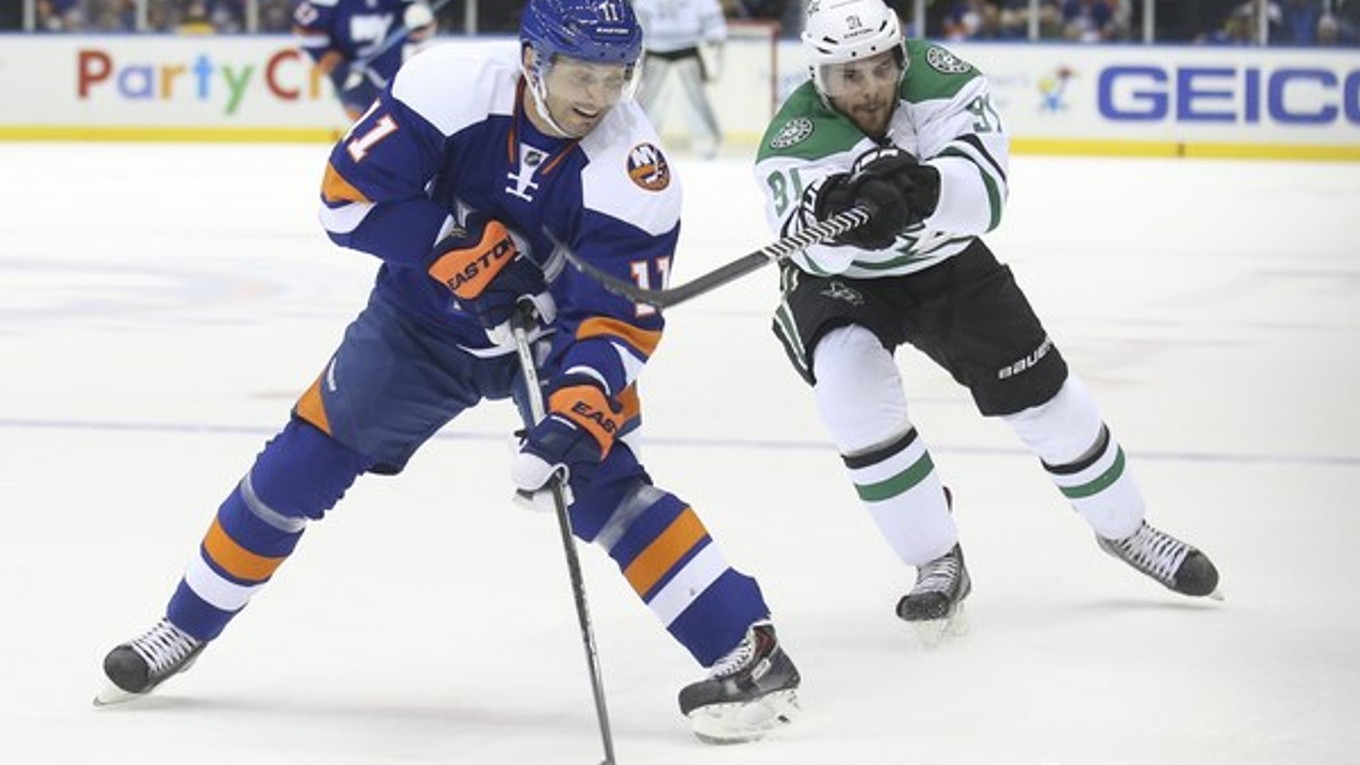 Ľubomír Višňovský (vľavo) si v súťažných zápasoch NHL obliekal naposledy dres New Yorku Islanders.