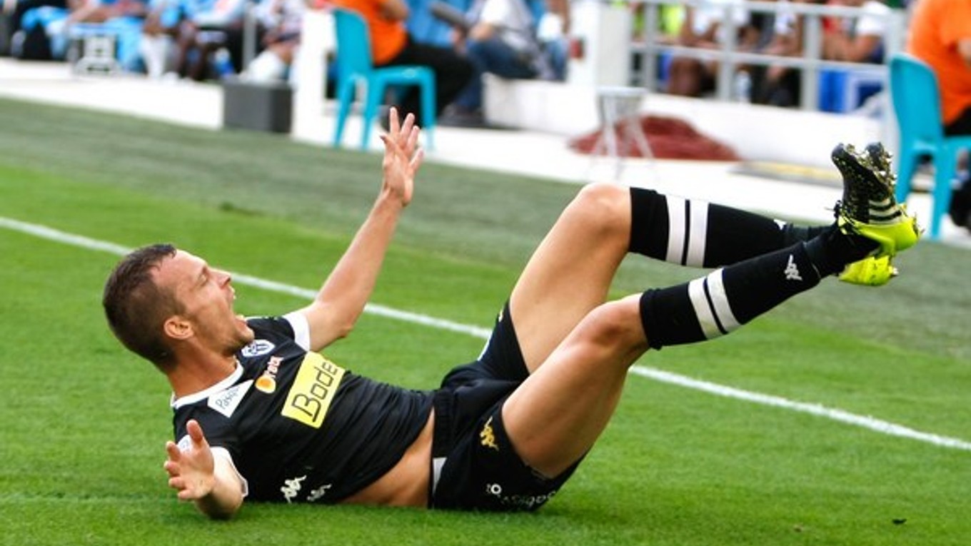 Hráč Angers Romain Thomas sa teší z víťazného gólu do siete Olympique Marseille.