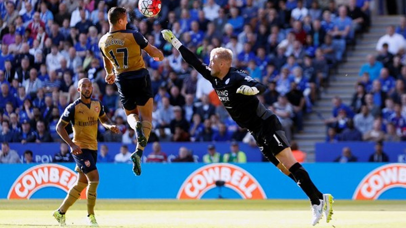 Alexis Sánchez (s číslom 17) dáva hlavou jeden zo svojich gólov do siete Leicesteru City.