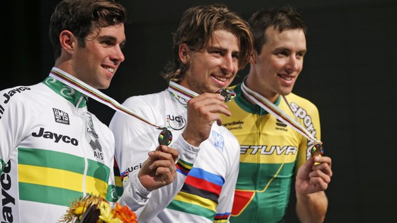 Peter Sagan (v strede) môže nosiť celý rok dúhový dres majstra sveta. Vedľa neho pózujú ďalší dvaja medailisti - vľavo strieborný Austrálčan Michael Matthews, vpravo bronzový Ramunas Navardauskas.