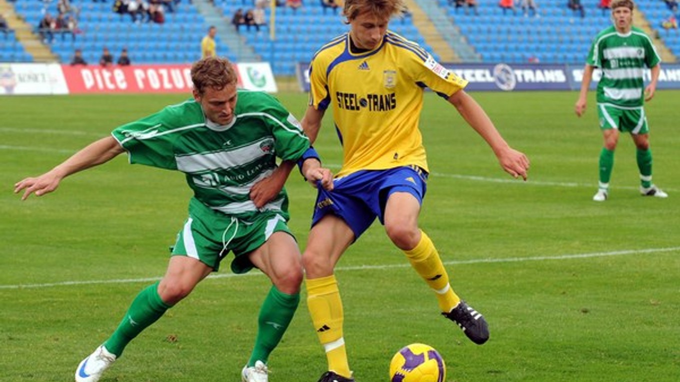 Prvé ligové štarty v seniorskom futbale si Serečin (vpravo) pripísal v drese Košíc.