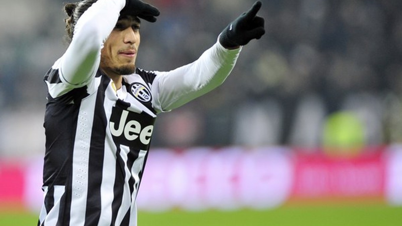 Martin Cáceres si oblieka dres Juventusu Turín.