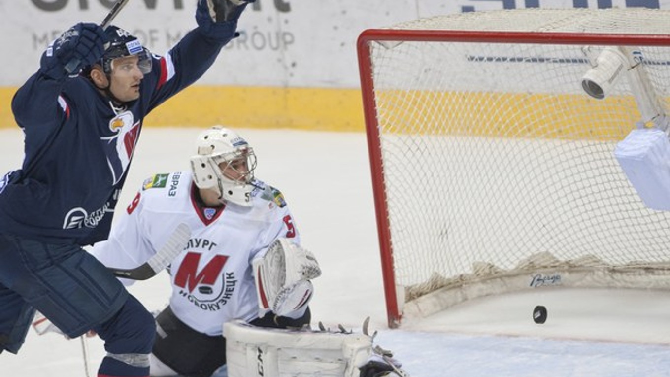 Anatolij Protaseňa sa teší z gólu svojho spoluhráča Ivana Švarného ešte počas priateľského zápasu s Metallurgom Novokuzneckom pred začiatkom novej sezóny KHL. Dres Slovana Bratislava si už Bielorus viac neoblečie.