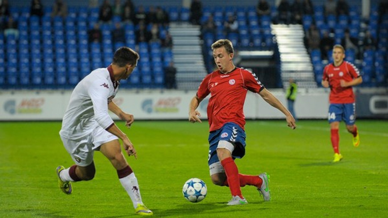 Sprava: Jakub Krč z FK Senica U19 a Lorenzo Carissonin z FC Turín U19 v úvodnom stretnutí prvého predkola.