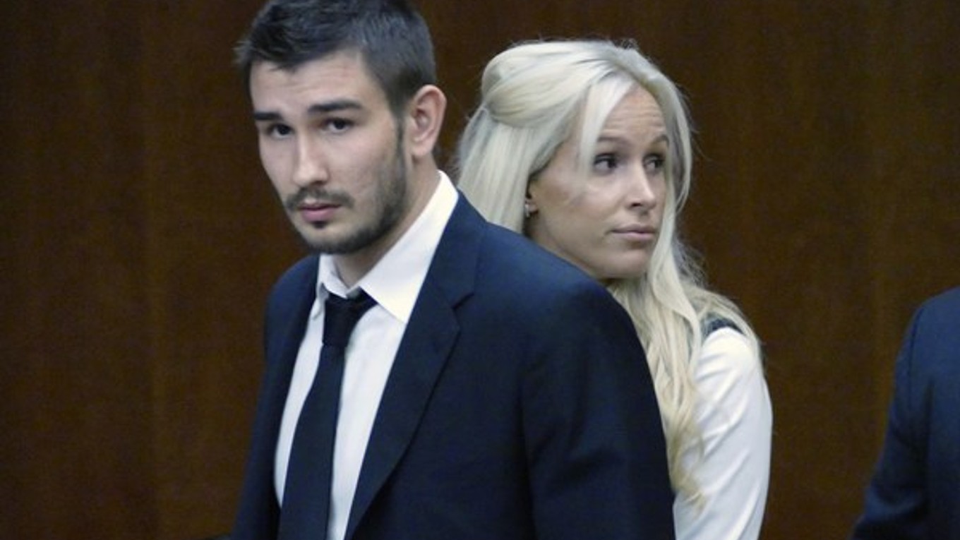 Na snímke z júla 2015 Vjačeslav Vojnov a jeho manželka Marta prichádzajú do súdnej siene v kalifornskom Torrance.