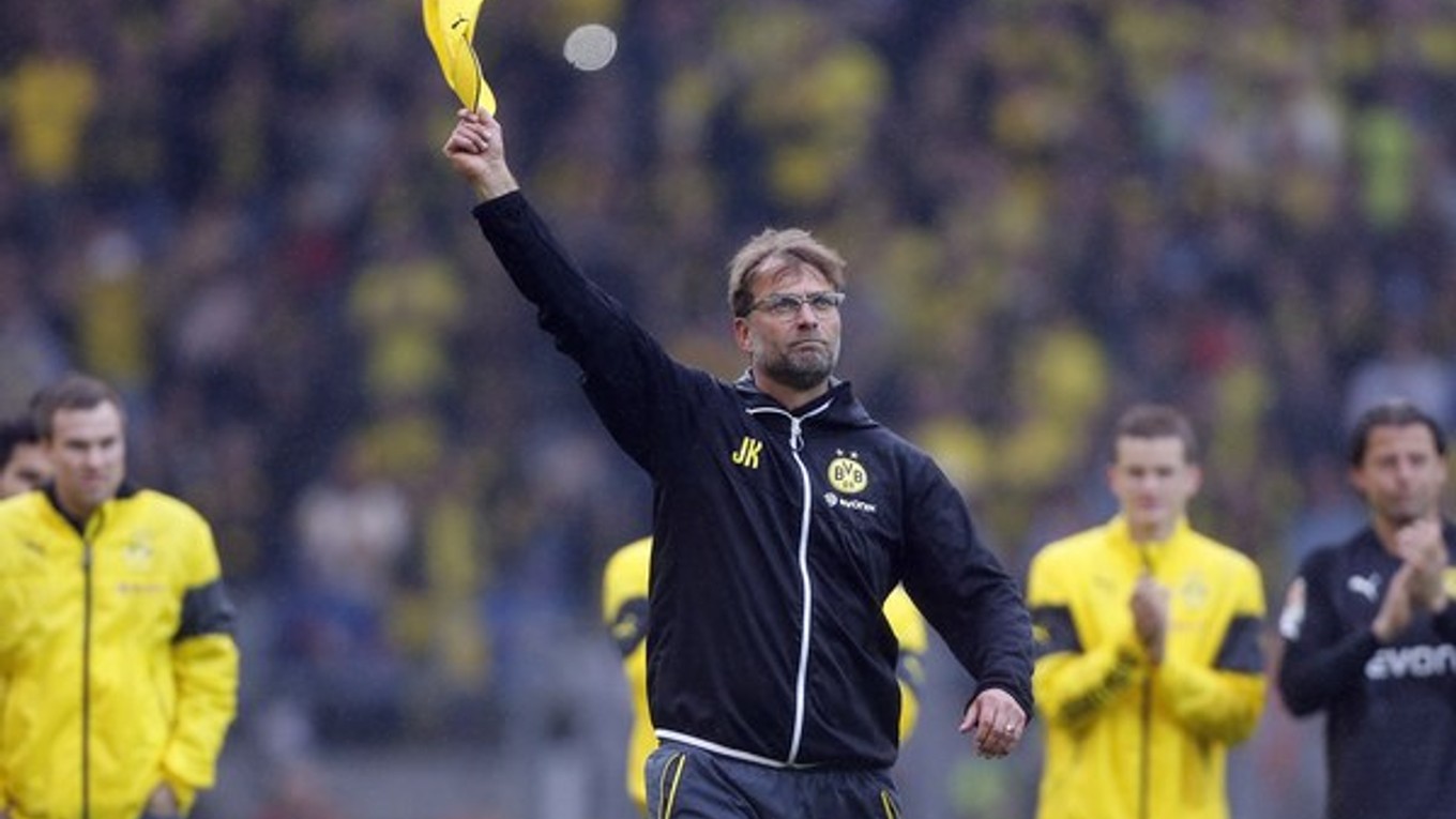 Takto sa Klopp lúčil s fanúšikmi Dortmundu po poslednom kole na domácom štadióne.