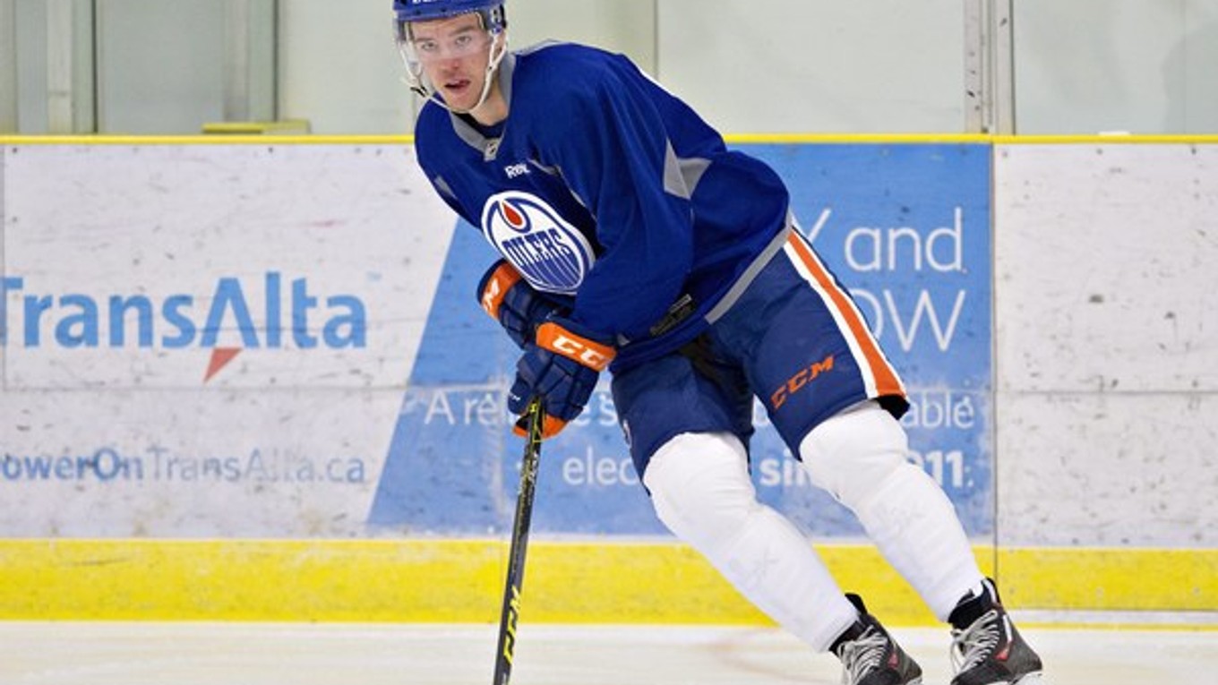 Tohtoročná draftová jednotka, osemnásťročný hokejista Connor McDavid z Edmontonu Oilers.