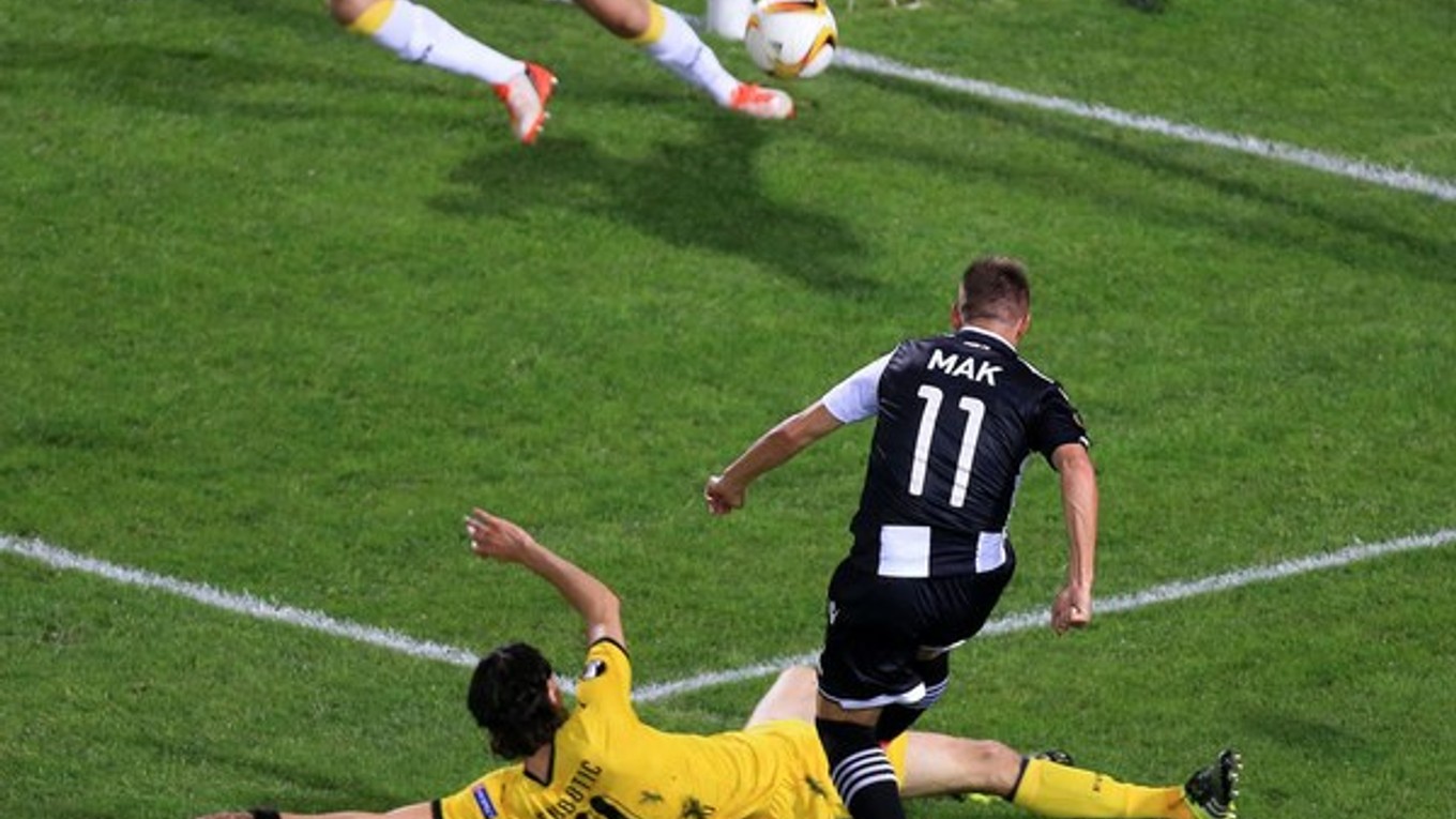 Róbert Mak (s číslom 11) strieľa ponad brániaceho Nevena Subotiča gól do siete Borussie Dortmund.