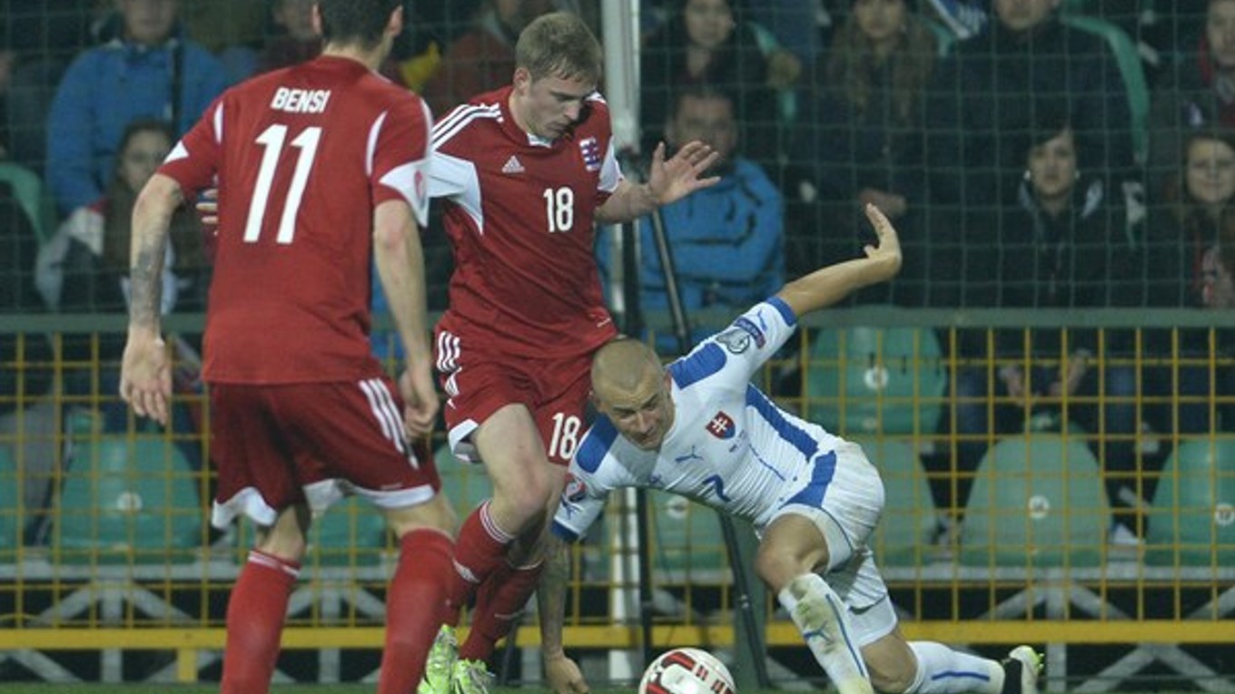 V prvom vzájomnom zápase v marci v Žiline zvíťazili Slováci nad Luxemburskom 3:0. Na snímke bojuje o loptu Vladimír Weiss (vpravo) s Laurentom Jansom (s číslom 18).