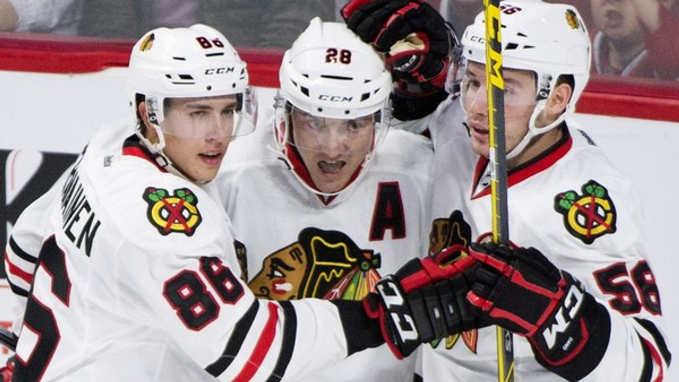 Marko Daňo (vpravo) sezónu v NHL v drese Chicaga Blackhawks nezačne.