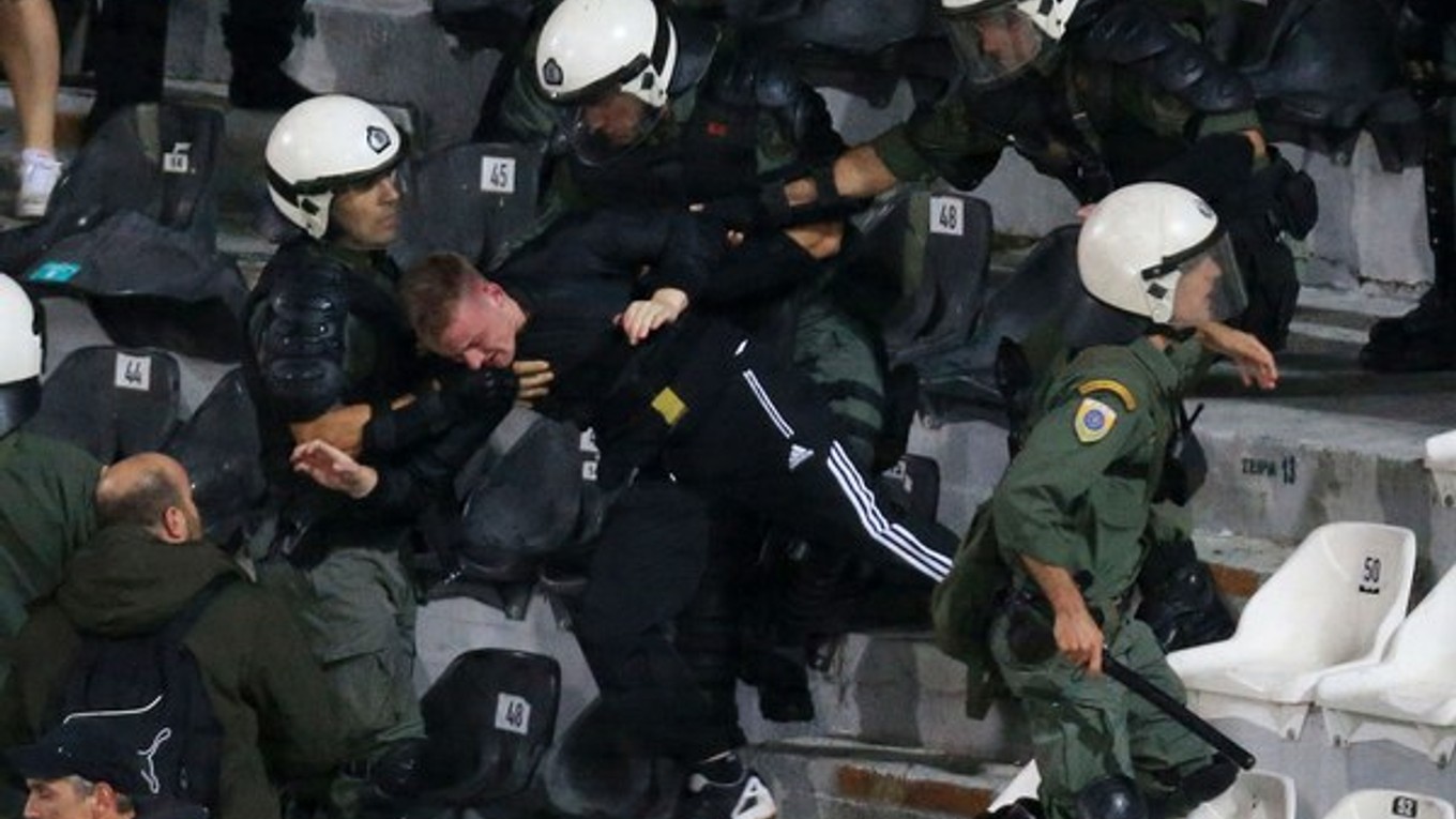 Zápas Európskej ligy medzi PAOK Solún a Borussiou Dortmund narušili výtržnosti fanúšikov.