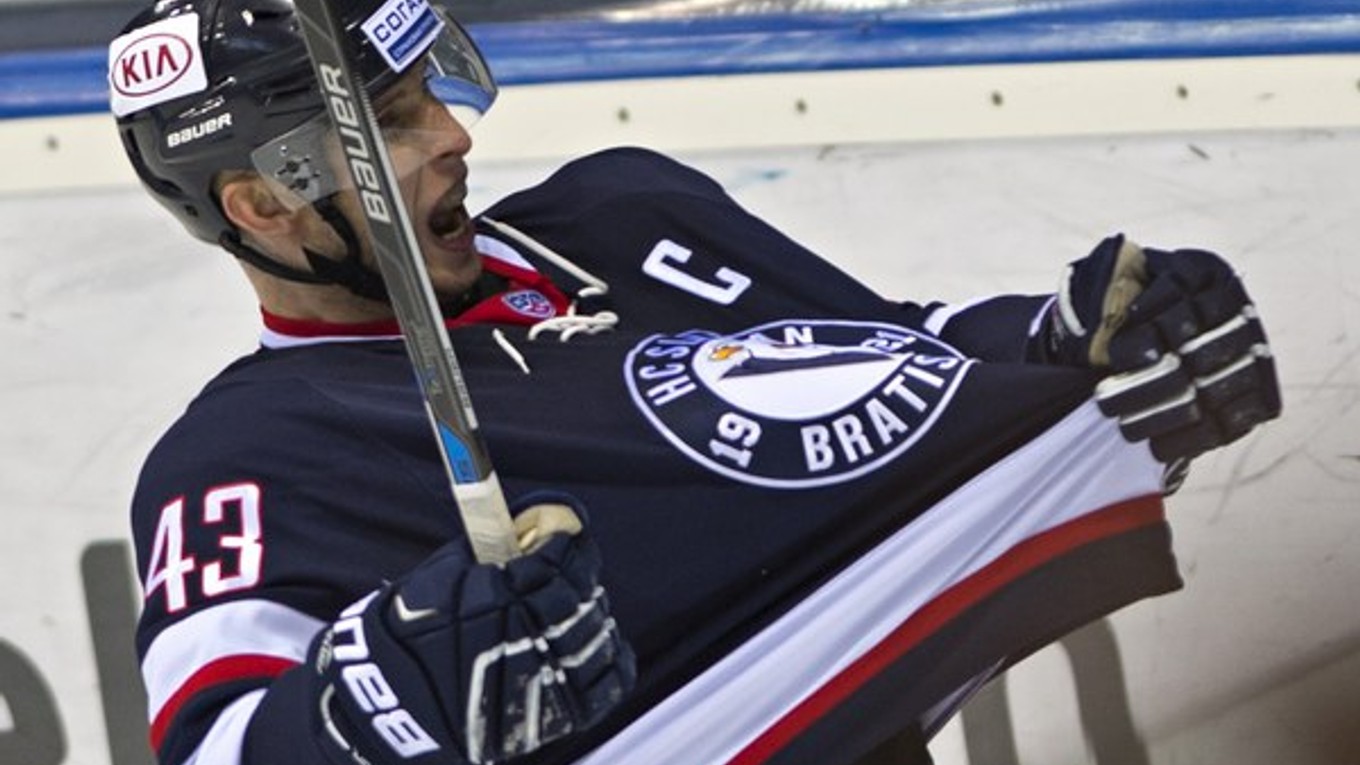 Slovan Bratislava hrá v KHL už štvrtú sezónu. Tento rok ho ako kapitán vedie Tomáš Surový.