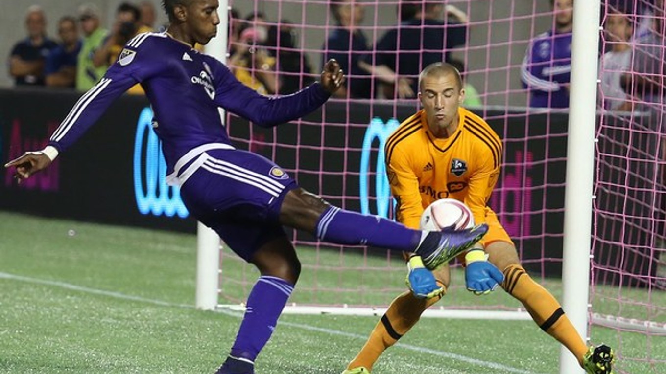Futbalista Orlanda Bran Rochez (vľavo) sa dostáva do šance pred brankárom Montrealu Evanom Bushom.