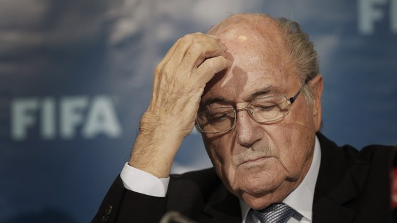 Sepp Blatter čelí veľkému tlaku na svoju osobu.
