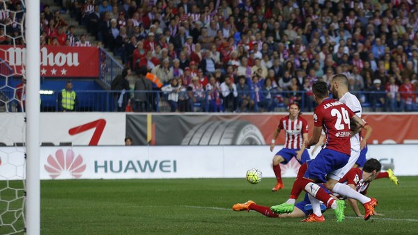 Karim Benzema (v bielom) strieľa gól do siete Atletica Madrid.