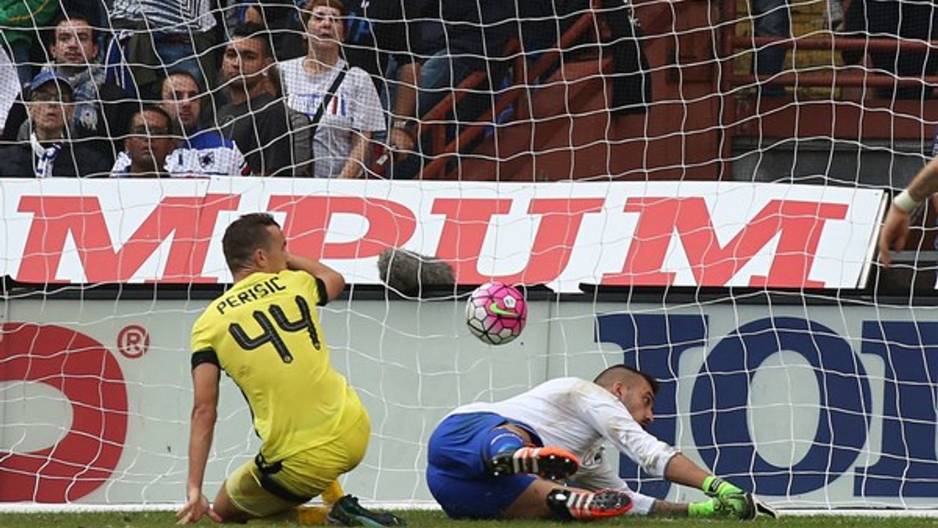 Hráč Interu Miláno Ivan Perišič strieľa vyrovnávajúci gól do siete Sampdorie Janov.