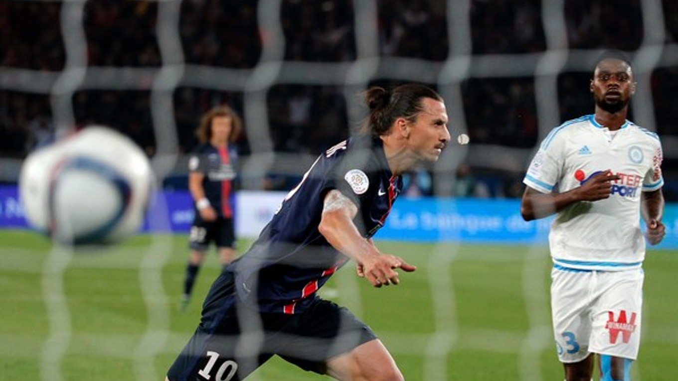 Zlatan Ibrahimovič strieľa jeden zo svojich dvoch gólov do siete Olympique Marseille.