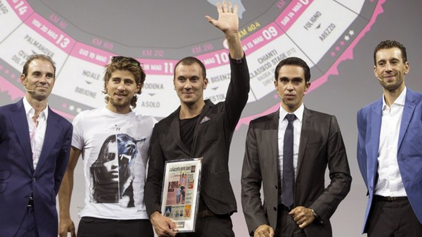 Peter Sagan (druhý zľava) na prezentácii v Miláne spolu s ďalšími hviezdnymi cyklistami - zľava Alejandro Valverde, Ivan Basso, Alberto Contador a Vincenzo Nibali.