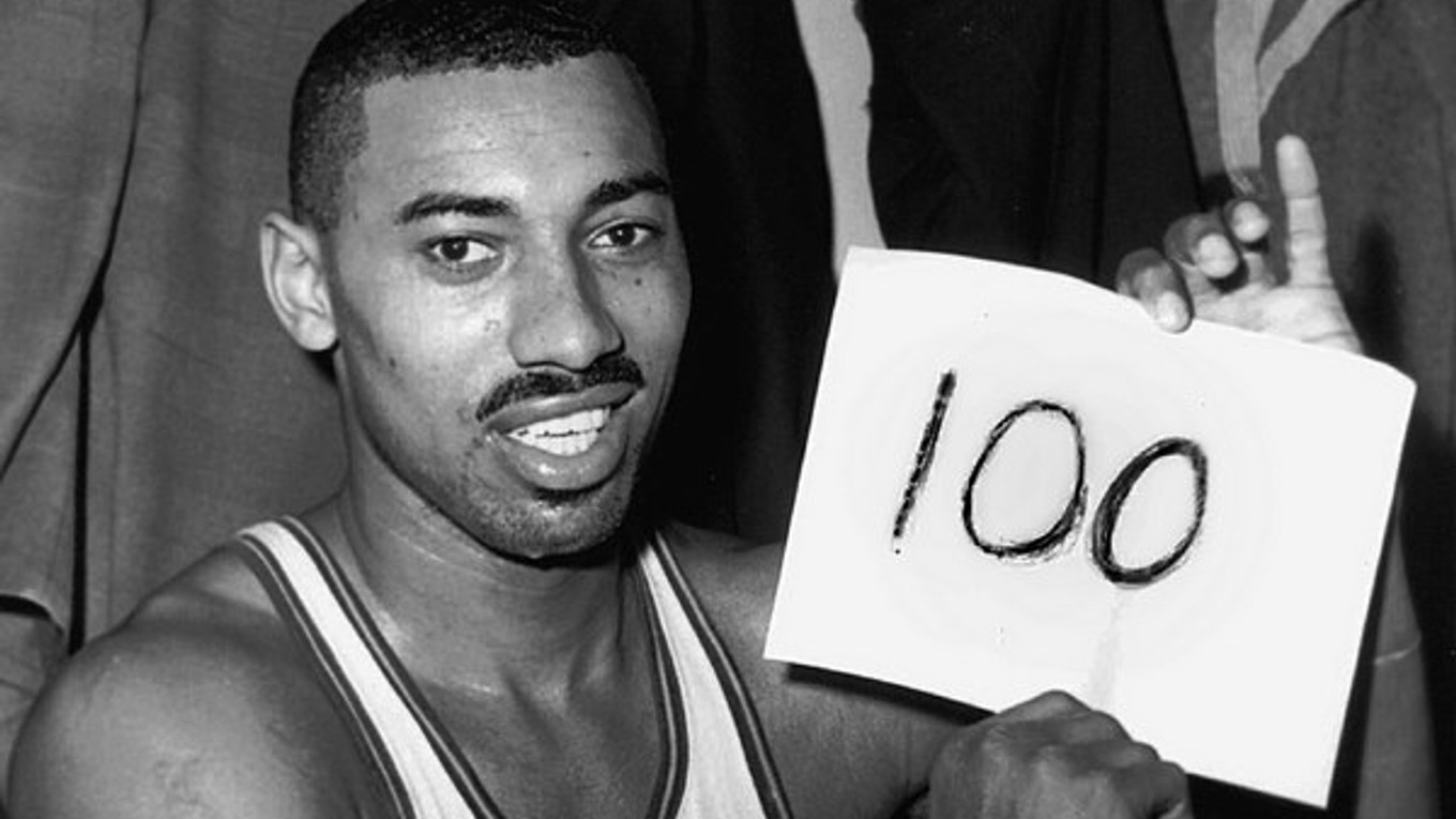 Na archívnej fotografii z 2. marca 1962 sa basketbalista Wilt Chamberlain pýši svojim unikátnym zápisom - v stretnutí NBA zaznamenal sto bodov.