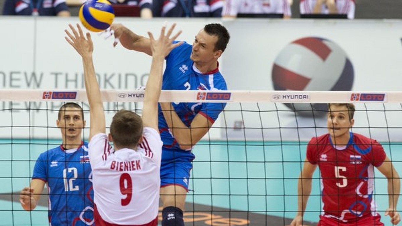 Poliak Mateusz Bieniek sa snaží zablokovať smeč Emanuela Kohúta.