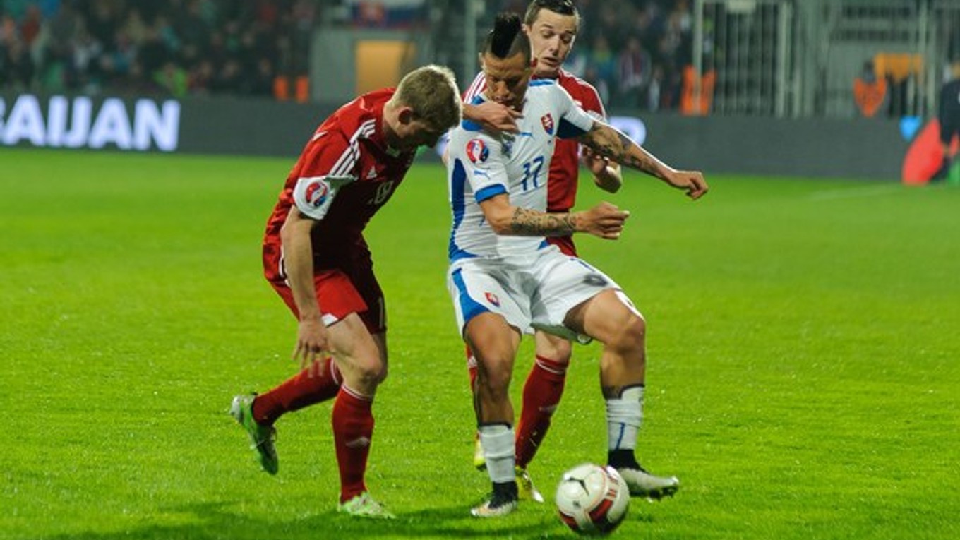 Marek Hamšík je dôležitou súčasťou slovenského národného tímu. Na snímke z úvodného zápasu proti Luxembursku sa snaží uvoľniť cez dvojicu brániacich hráčov súpera.