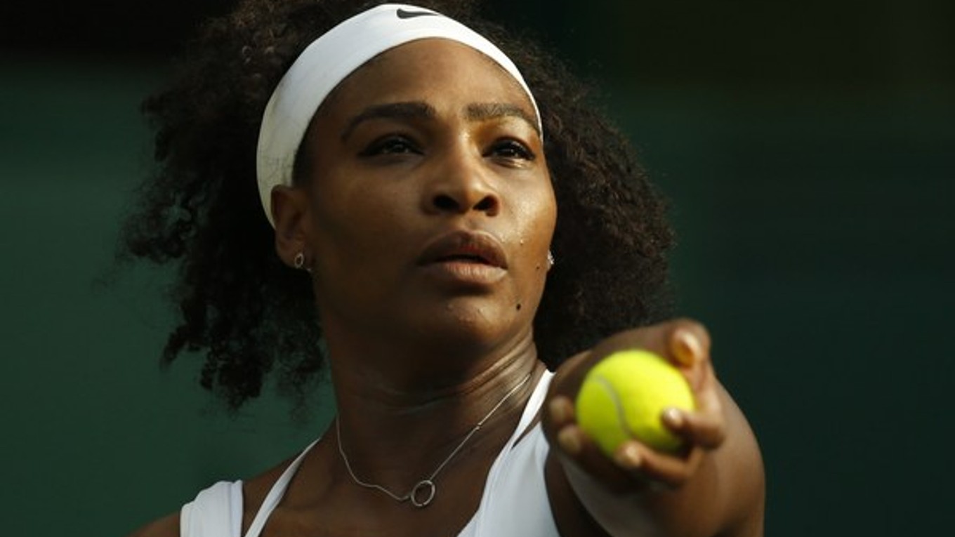 Serena Williamsová môže získať vo Wimbledone tretí grandslamový titul v tomto roku. Musí však poraziť aj svoju sestru Venus.