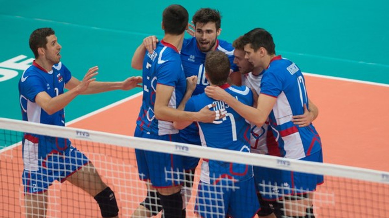 Slovenskí volejbalisti sa tešia z víťazstva nad Čínou.