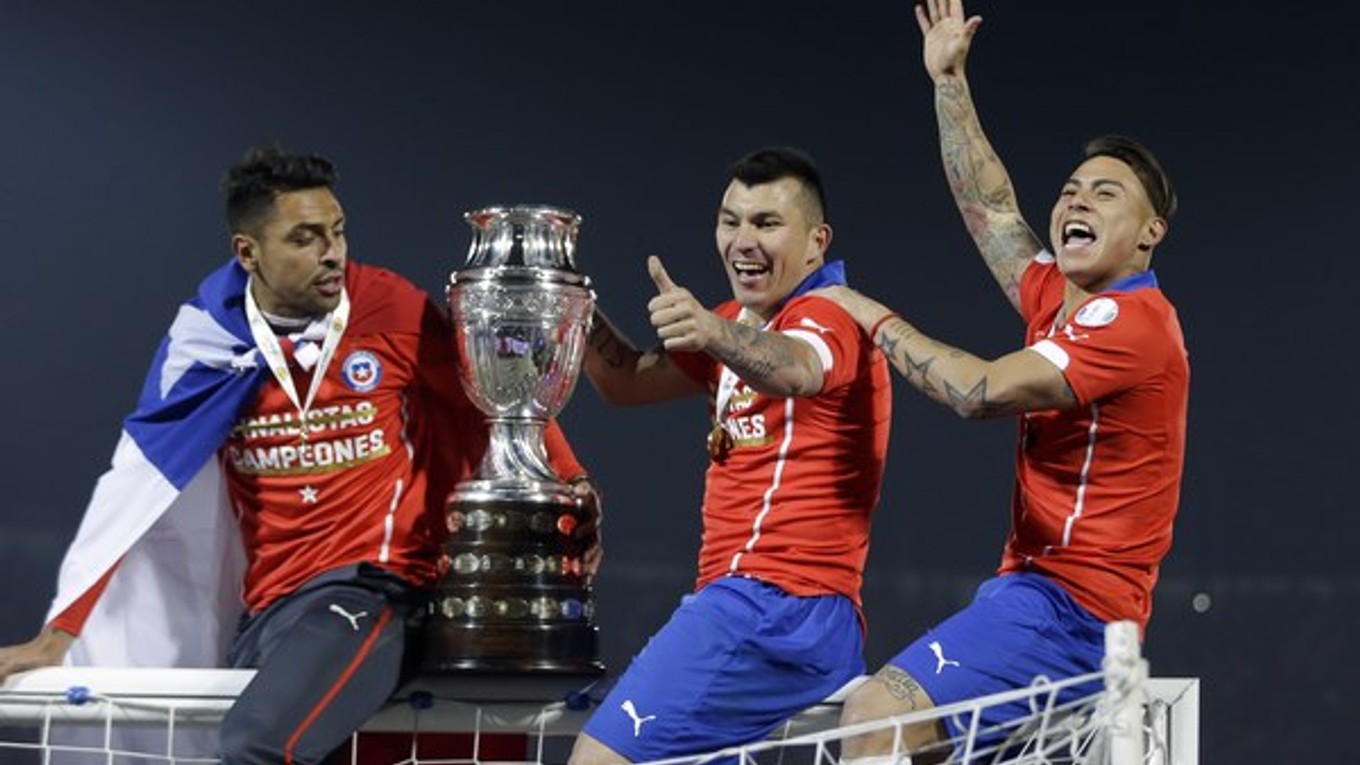 Trio Čiľanov vyliezlo s víťaznou trofejou na futbalovú bránku.