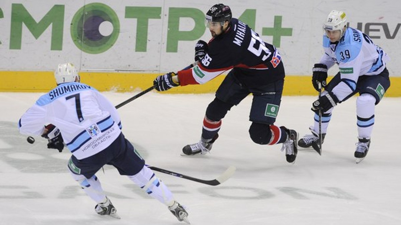 Vladimír Mihálik (uprostred) odohral v kariére aj 15 zápasov v zámorskej NHL.