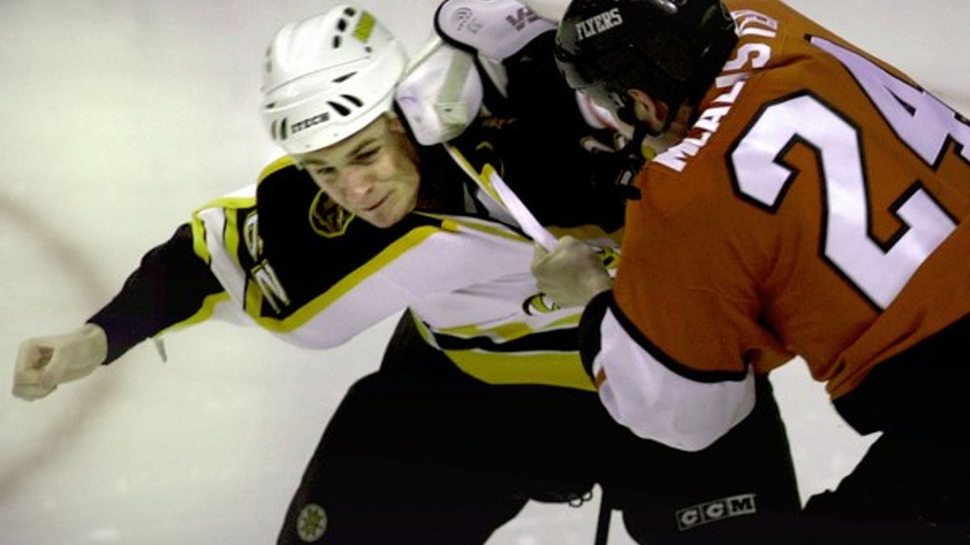 Nazarov (vľavo v drese Bostonu) bol aj počas hráčskej kariéry vyhláseným bitkárom.