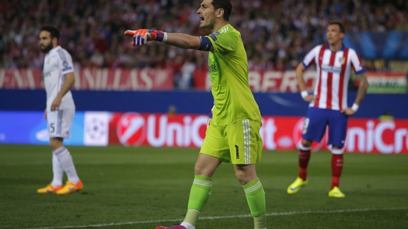 Iker Casillas diriguje svojich spoluhráčov z Realu. V budúcej sezóne však už zrejme v Madride pôsobiť nebude.