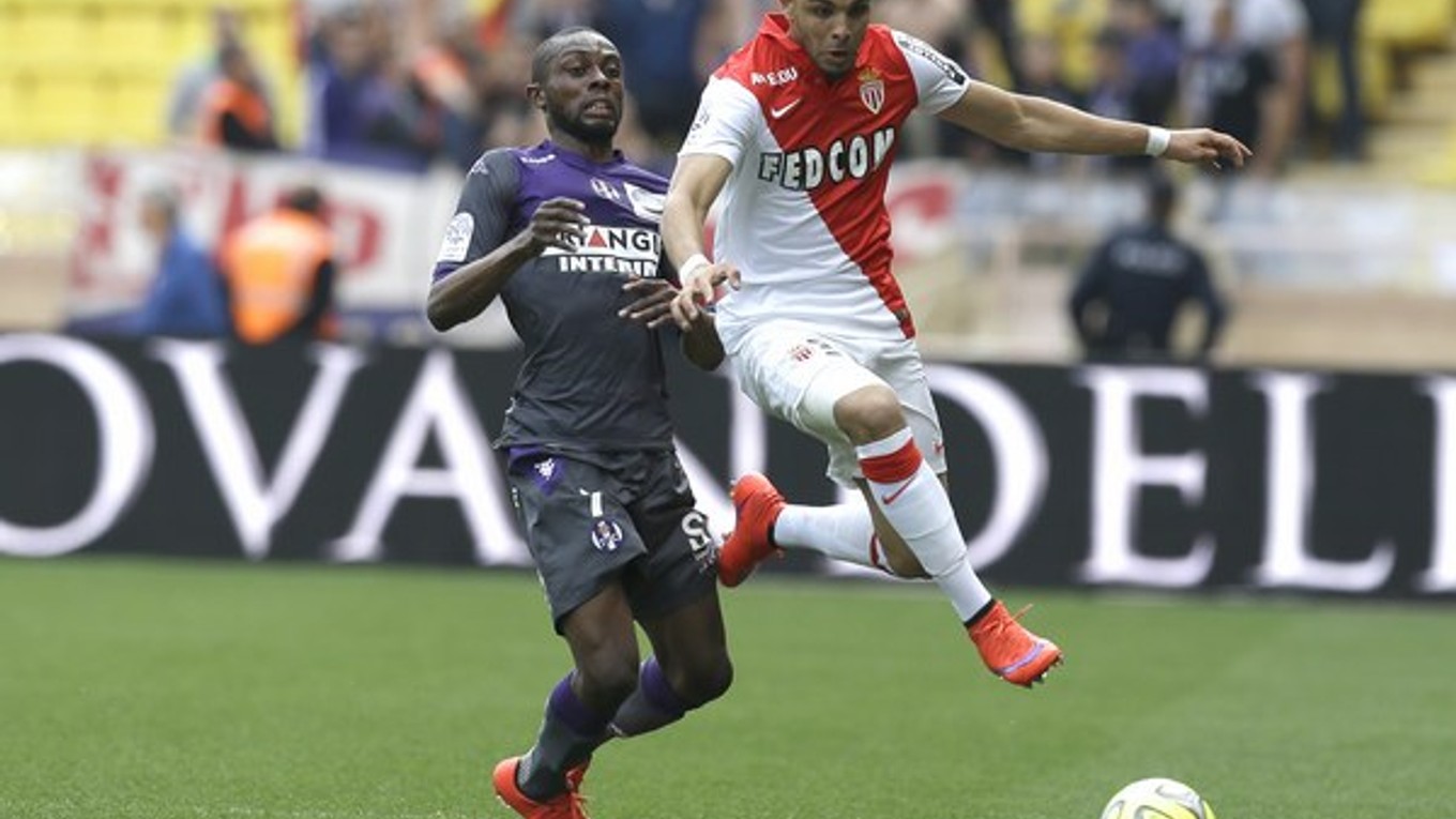 Hráč Monaka Layvin Kurzawa (vpravo) preniká cez futbalistu Toulouse Jeana Daniela Akpu Akpra.