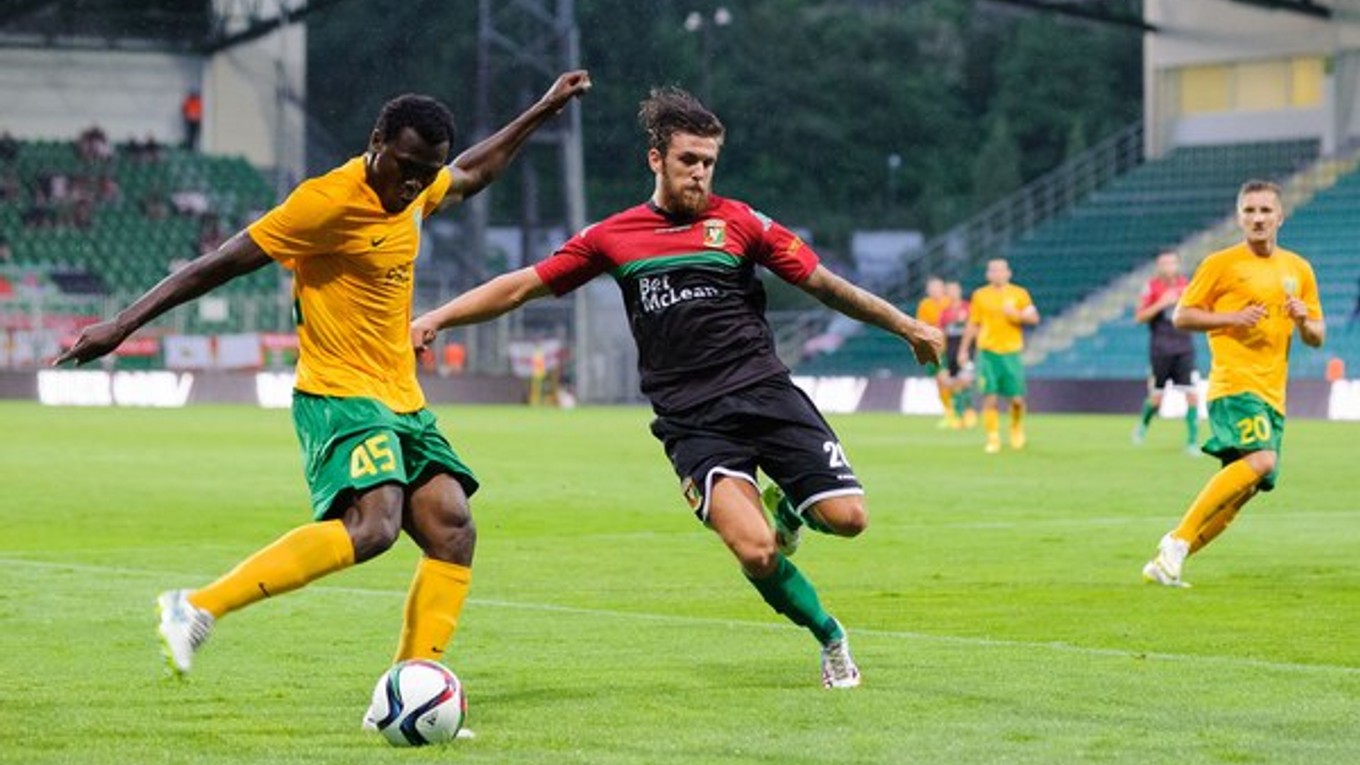 Hráč Žiliny Ernest Mabouka (vľavo) sa snaží odcentrovať cez brániaceho Stevena McCullougha.