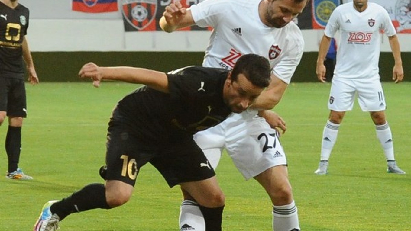 Olimpic Sarajevo (v čiernom) bol veľmi nepríjemným súperom, Trnavčania však náročnú prekážku zdolali.