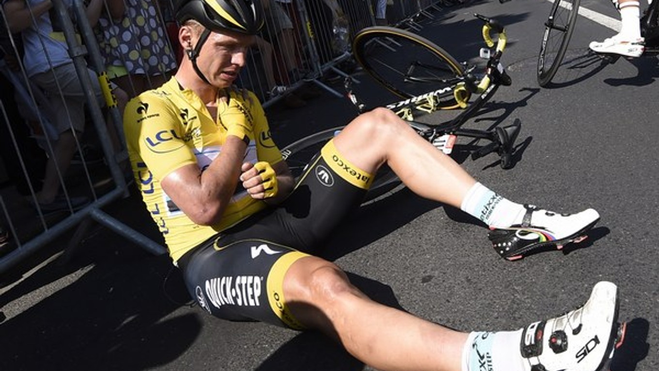 Držiteľ žltého trička Tony Martin musel z Tour de France odstúpiť po páde v šiestej etapy. Zlomil si kľúčnu kosť.