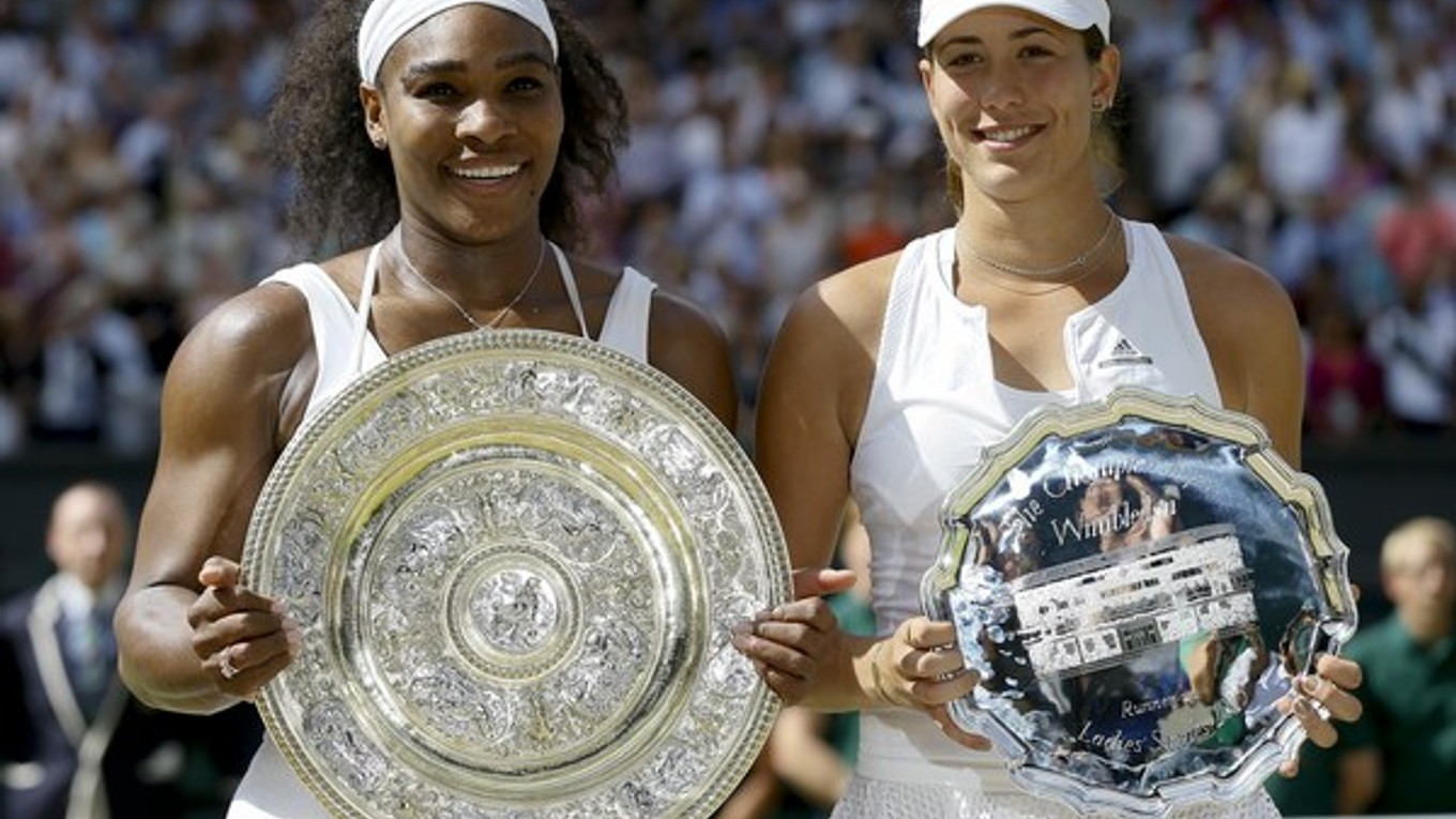 Serena Williamsová (vľavo) vyhrala vo finále Wimbledonu nad Španielkou Garbine Muguruzovou-Blancovou.
