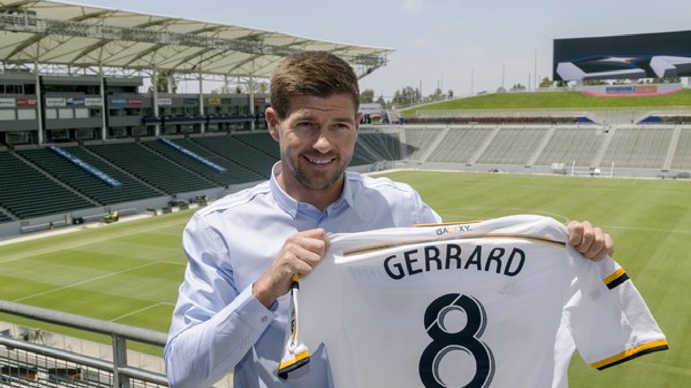 Steven Gerrard pózuje s dresom Los Angeles Galaxy.