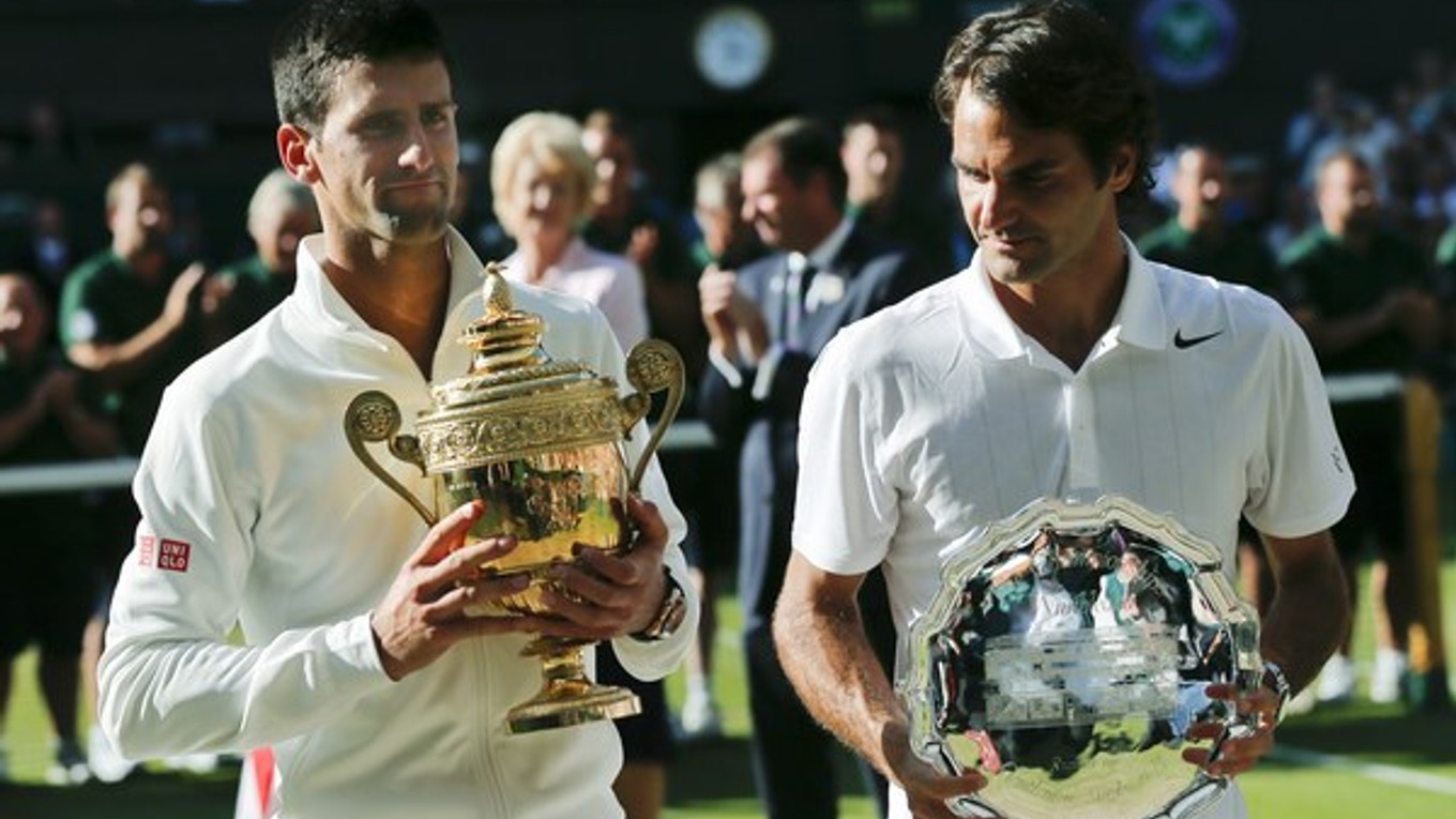 Déj&#224; vu? Novak Djokovič (vľavo) a Roger Federer (vpravo) po minuloročnom finále Wimbledonu.