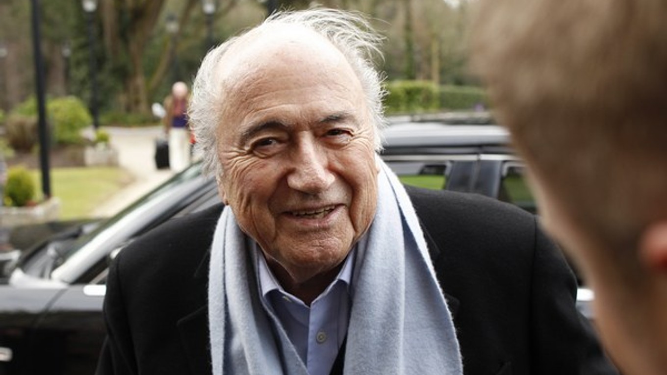 Sepp Blatter pár dní po opätovnom zvolení za prezidenta FIFA abdikoval na post.