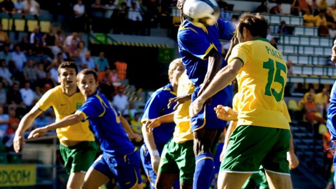 Pred šiestimi rokmi Dacia Kišiňov (v modrom) na Žilinčanov nestačil. Tentokrát by tomu podľa kouča súpera malo byť inak.