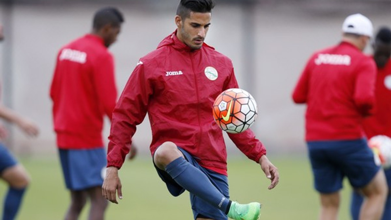 Kubánsky obranca Jorge Luis Corrales počas tréningu.