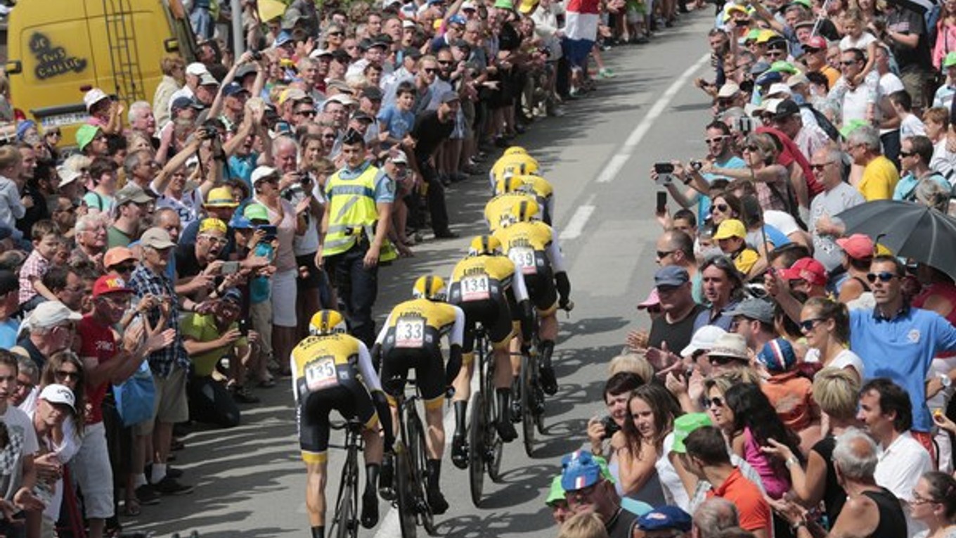Populárne preteky Tour de France sleduje polovica sveta.